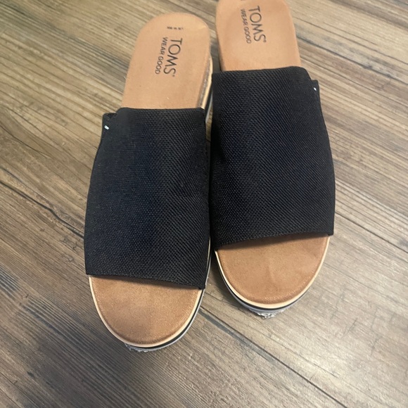TOMS Women's Black Slide Sandals worn once! Size 9 - Picture 7 of 7